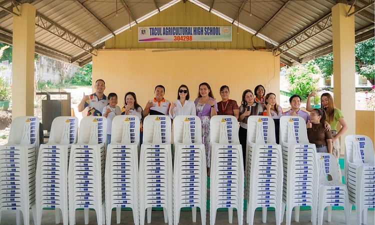 Gov. Cagas distributes chairs to DavSur Schools