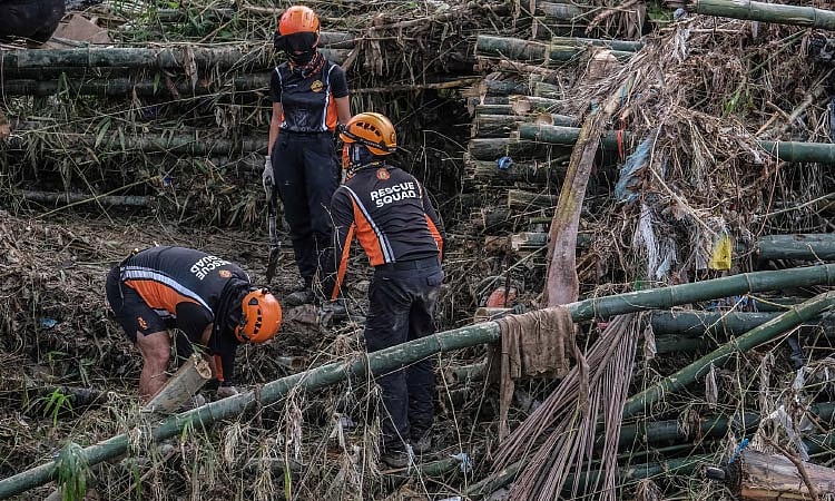 Girl loses both parents to floodwaters