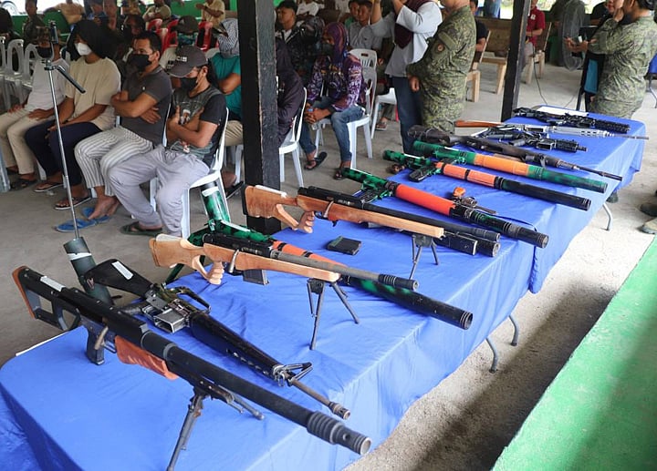 16 Dawlah Islamiyah, BIFF Members Surrender in Maguindanao del Sur