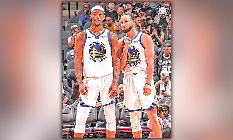 Curry's 46 Points Lead Warriors to 125-120 Victory Over Spurs