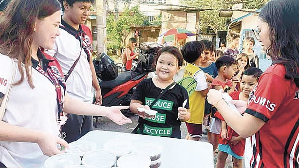 Abellana Students Serve Champorado to Typhoon Tino Evacuees