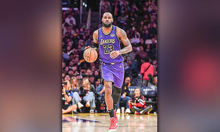 LeBron James Returns to Lakers Practice, Set for NBA Comeback