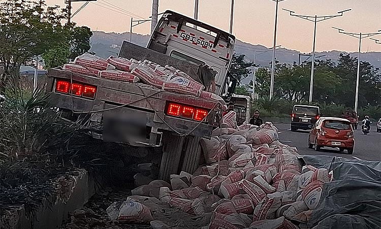 Cement Truck Tire Blast Causes Cebu Road Accident, Traffic Jam