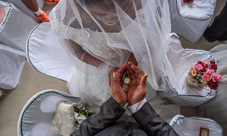 6 Inmates Wed in Special Mass Wedding at Talisay City Jail