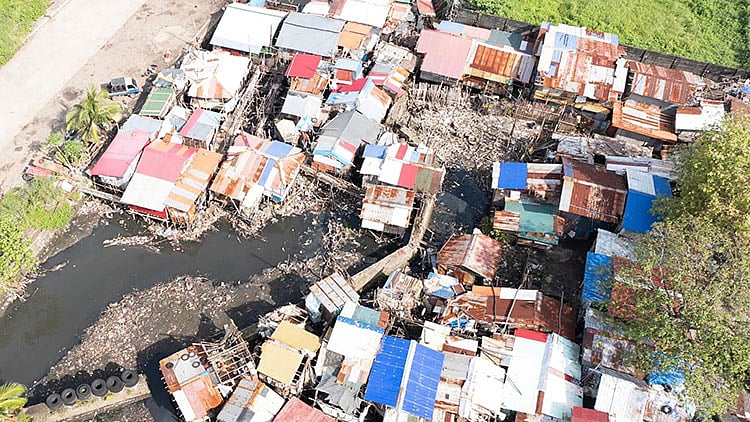 Bacolod Evicts 27 Families, Issues Violation Orders for Creek Encroachments