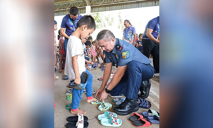 PRO-NIR Chief Distributes Aid to La Castellana Evacuees