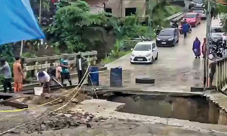 Cebu Bridge Collapses Due to Wilma's Rains, 48 Families Evacuated