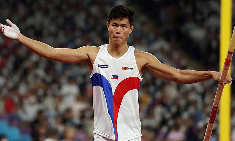 Obiena finally spends Christmas with family in PH after 8 years