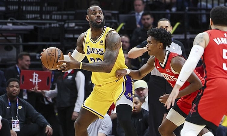 Amen steps up vs. 'Idol' Lebron