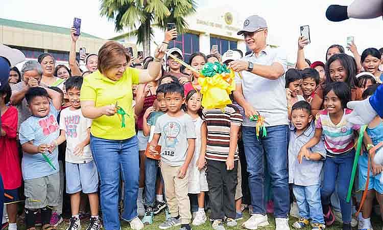 ‎Davao de Oro govt shares Christmas joy with children, hospital patients