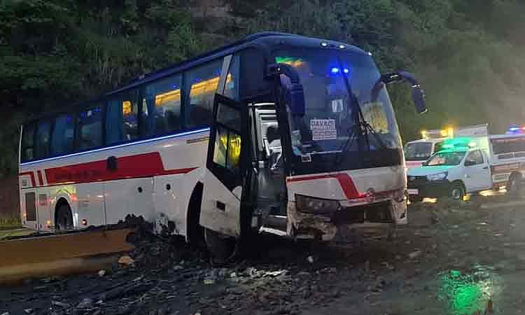 Bus Crashes into Center Island in Mawab, Davao de Oro; All Passengers Safe