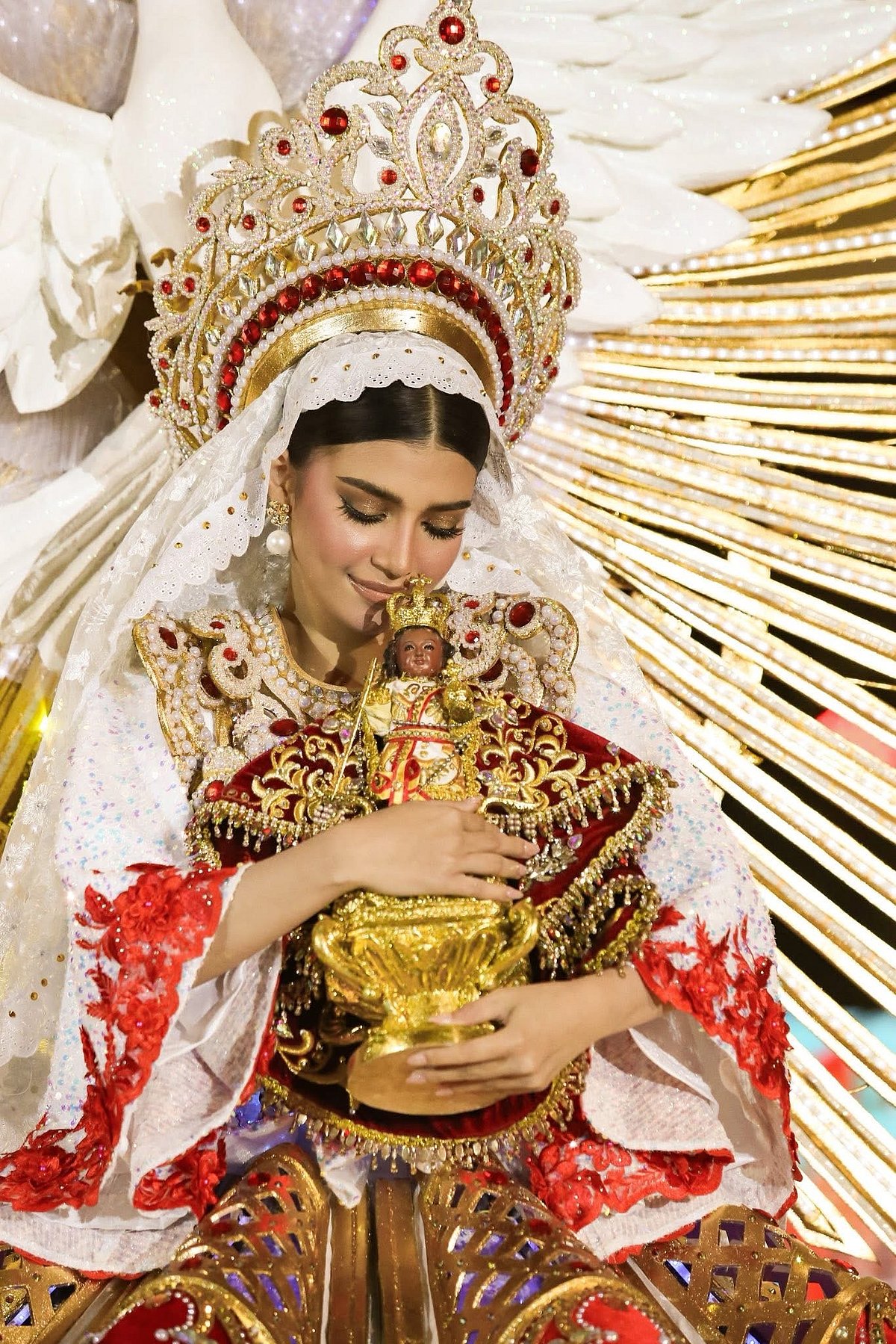 Stefanie Przewodnik Crowned Sinulog Festival Queen 2026 in Cebu