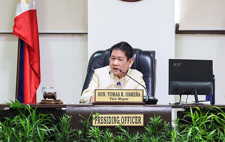 Osmeña stands vs Monterrazas