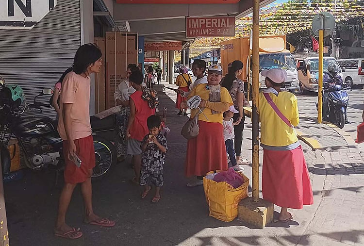 Cebu Basilica Dress Code Creates Income for Candle Vendors