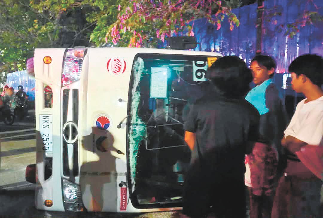 Modern Jeepney Overturns in Cebu City, Injuring Five Passengers En Route to Mandaue