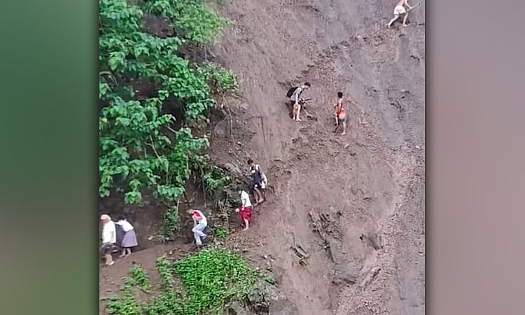 Talisay students trek a dangerous path