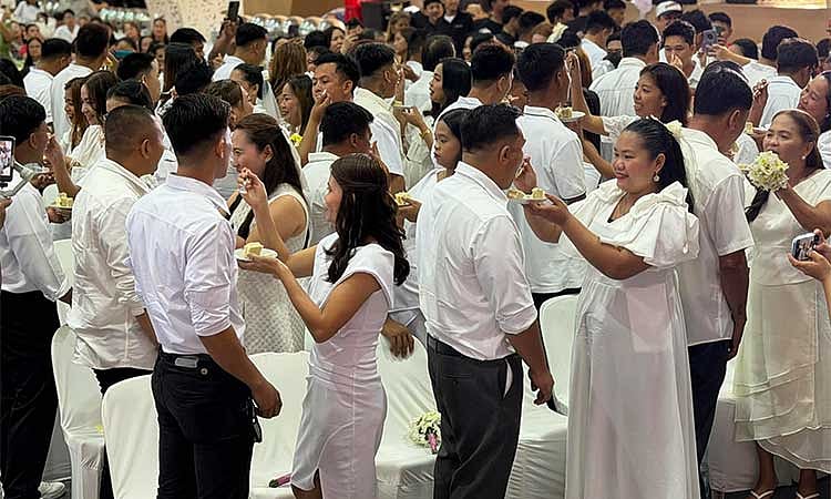 86 couples in Mexico tie
the knot in mass wedding