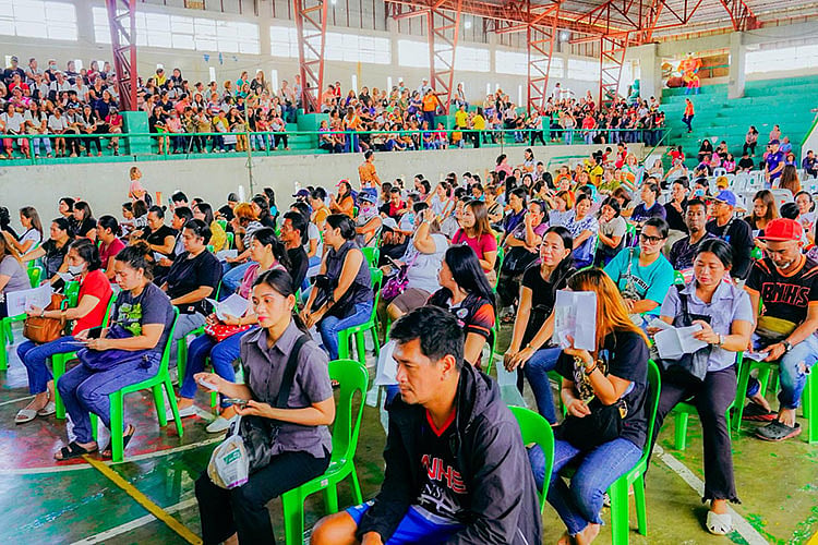Bacolod City Distributes P6,000 Cash Aid to 750 Solo Parents on First Payout Day