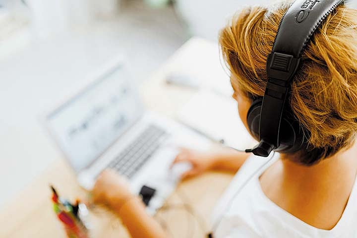 Call Center Agent's Night Shift Reflections: From Doubt to Career Growth