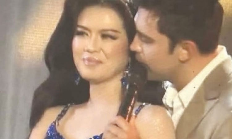 Beauty Queen Admits Discomfort During Actor's Onstage Performance