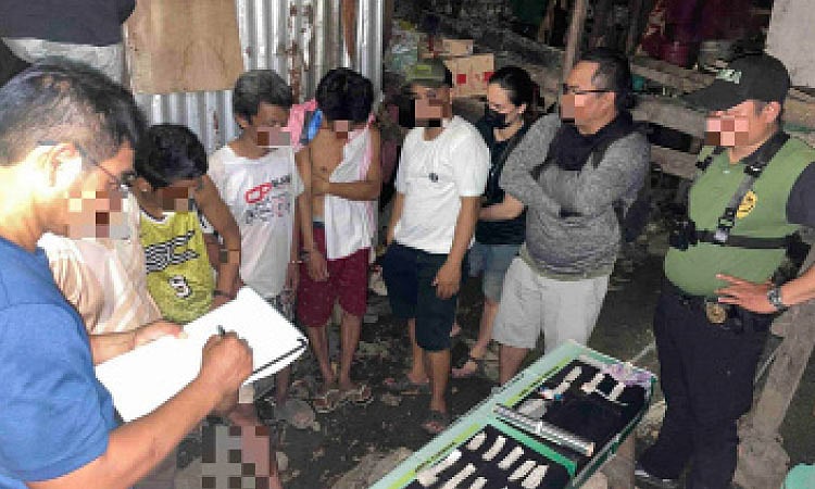 Welder, laing 2 sikop sa ronda sa drug den