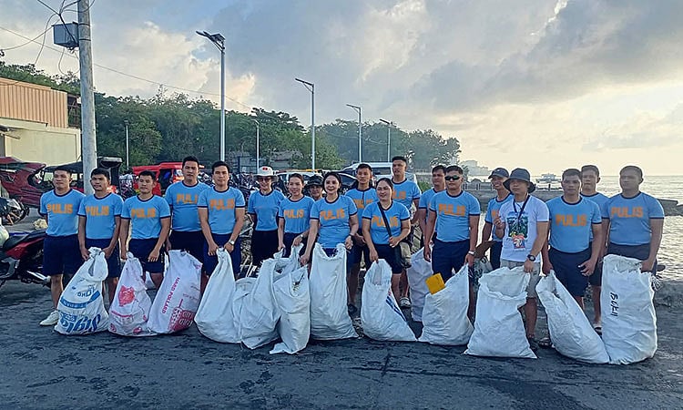 300 kilos nga basura nakolekta sa premirong adlaw sa Lapu-Lapu coastal clean-up drive