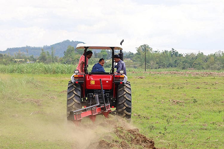 SRA turns over P27M farm machineries, equipment to sugarcane groups