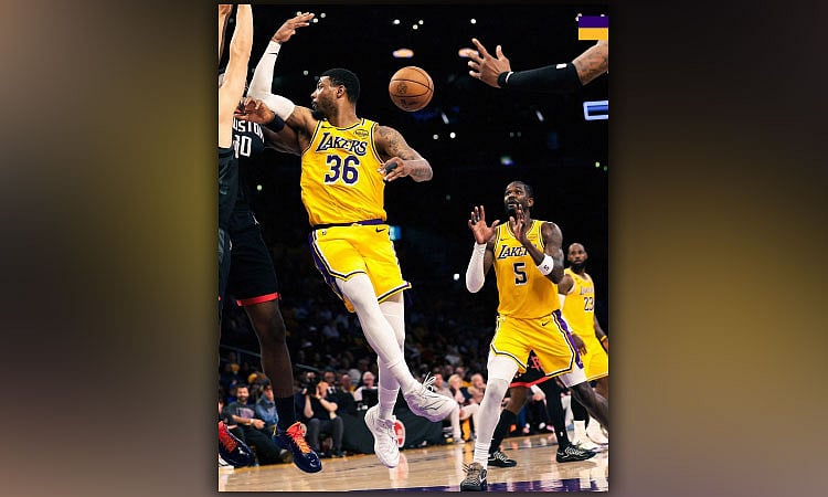 Lakers win playoff opener