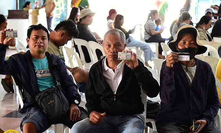 Davao de Oro distributes P3-K fuel aid to farmers