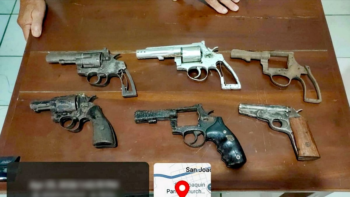Barangay official surrenders 6 unlicensed firearms in Iloilo