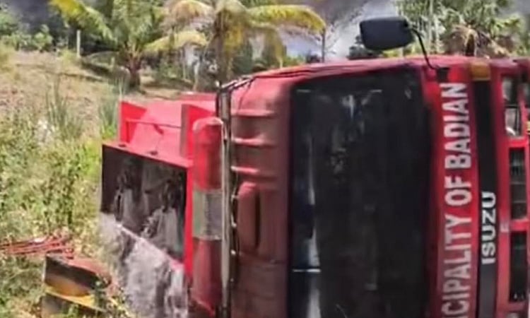 Fire truck nga miresponde sa sunog, nalimbuwad