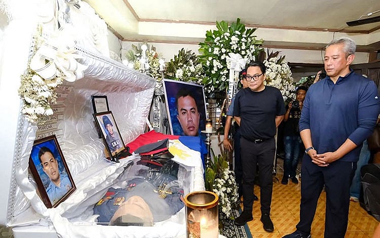 Remulla visits wake of Bacolod cop