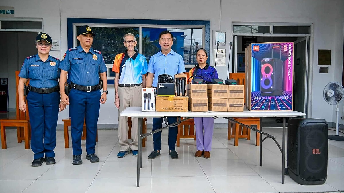 Icpo receives communication equipment from advisory group