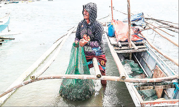 Lapu-Lapu aids fisherfolk with fuel subsidy