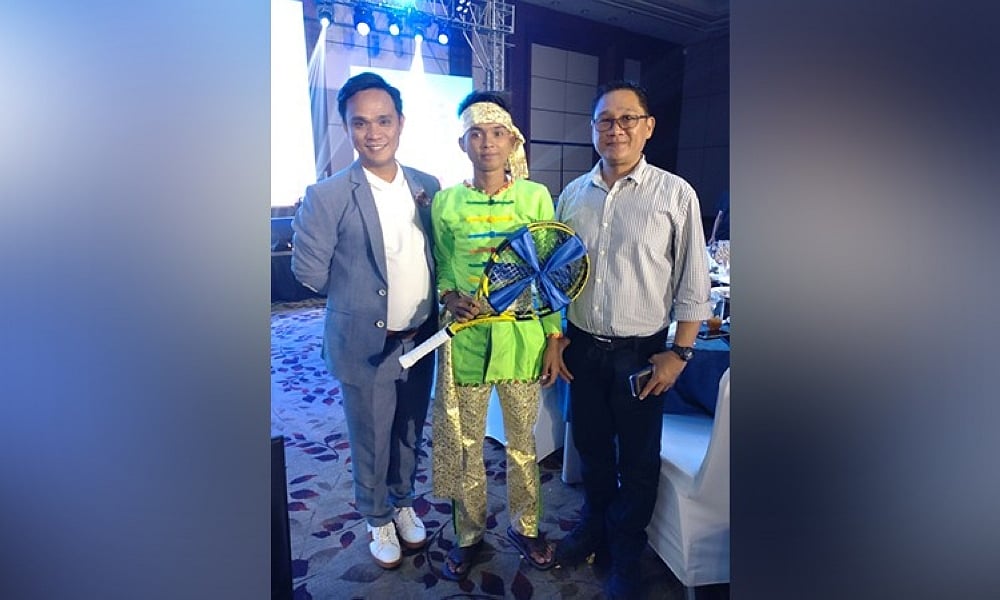 Eala gifts Bajau tennis player with signed Babolat rackets