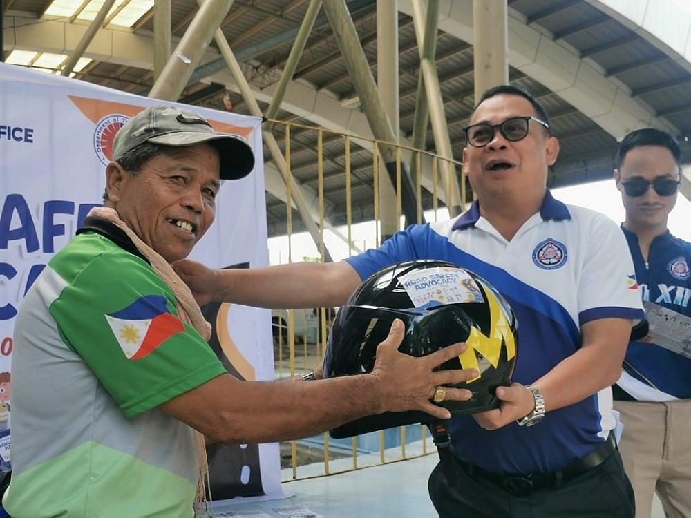 Mga motorista gihatagan og helmet sa LTO Davao