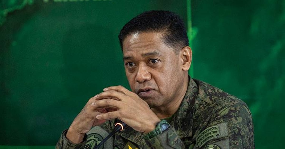 Inilista ng hepe ng AFP kung paano makakatulong ang mga Pilipino sa pagtatanggol sa PH mula sa mga dayuhang kaaway Inilista ng hepe ng AFP kung paano makakatulong ang mga Pilipino sa pagtatanggol sa PH mula sa mga dayuhang kaaway