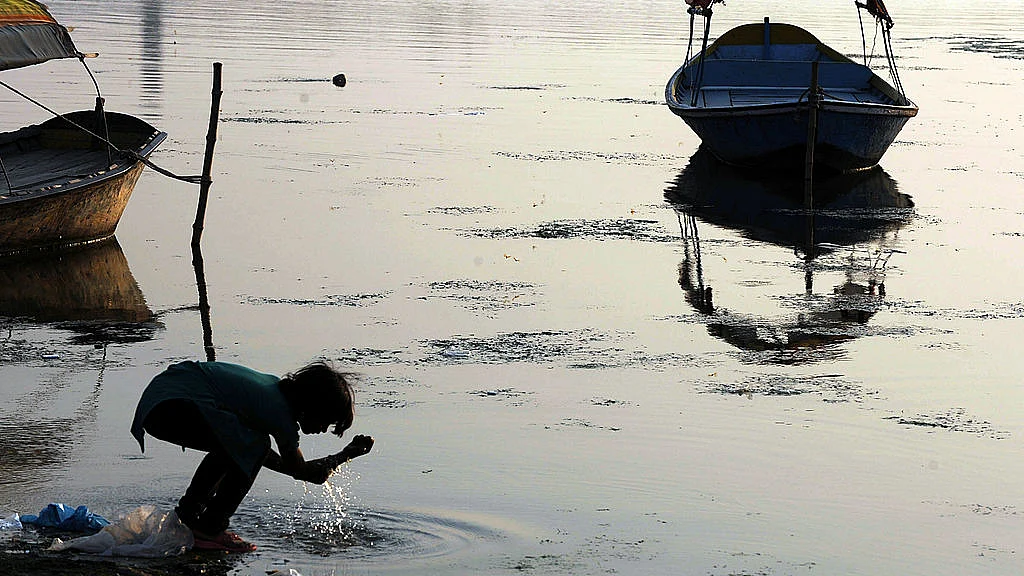 An Indian girl washes her hands in the river Ganga. Photo
credit: DIPTENDU DUTTA/AFP/GettyImages &nbsp; &nbsp; &nbsp;