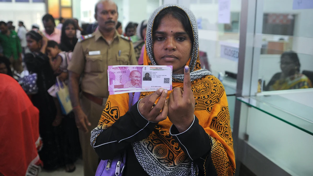 

A Indian woman poses with new 2000 rupee notes. (ARUN SANKAR/AFP/Getty Images)