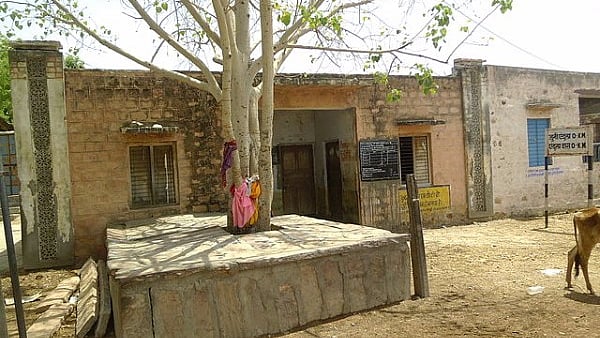 A primary health centre (Ramesh Mangilalji Chimnoba Seervi Endla/Wikimedia Commons)