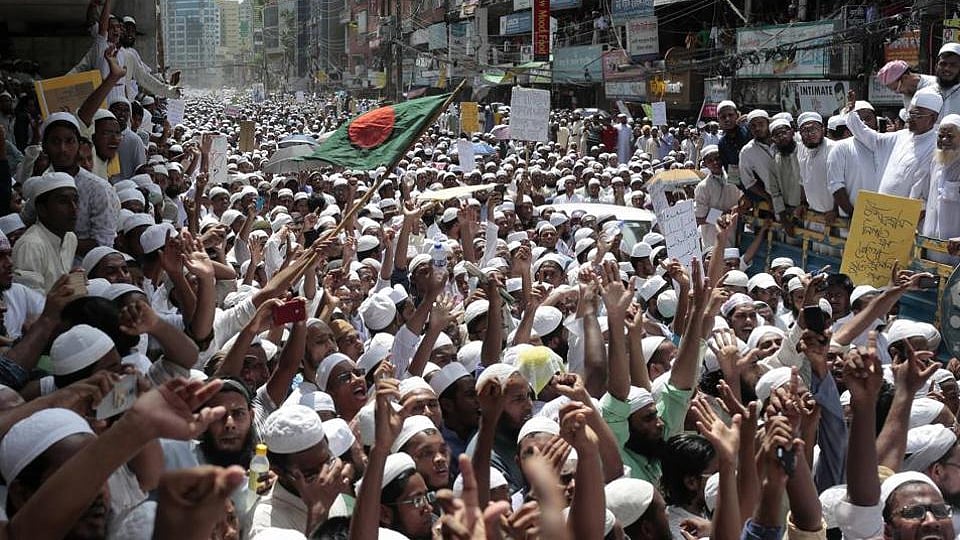 Hardline Hefazat-e-Islam shout slogans
in Dhaka.