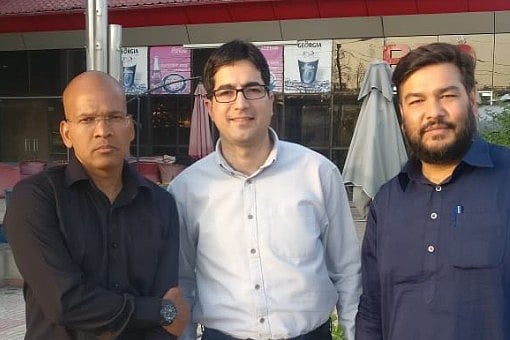 Shah Faesal (centre) (pic via Twitter)