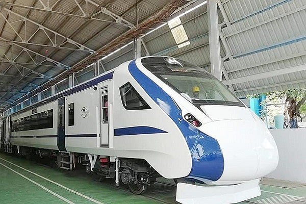 Train 18. (<a href="https://twitter.com/Hrrishikesh3">@<b>Hrrishikesh3</b></a>/twitter)