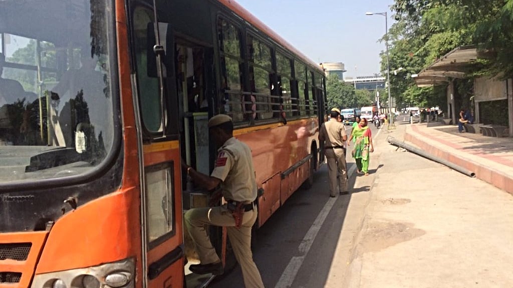 Delhi police conducting random inspection at buses on route 544 (Pic: <a href="https://twitter.com/DCPSouthDelhi">@<b>DCPSouthDelhi</b></a>/Twitter)