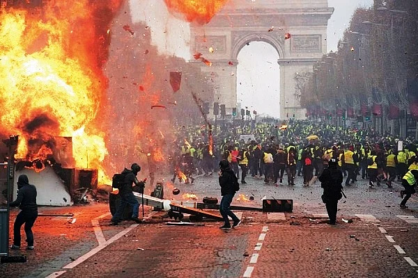 Violent riots in Paris (@CryptoXpertUK/Twitter)