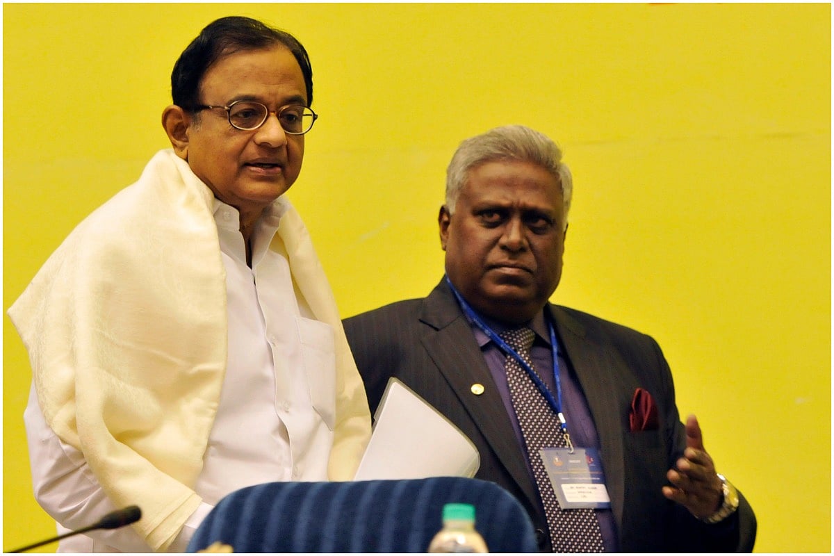  P Chidambaram with former CBI director Ranjit Sinha. (Mohd Zakir/Hindustan Times via Getty Images)