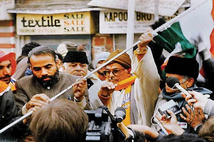 A younger Narendra Modi and Murli Manohar Joshi at Lal Chowk on 26 January 1992. (Source: Twitter)
