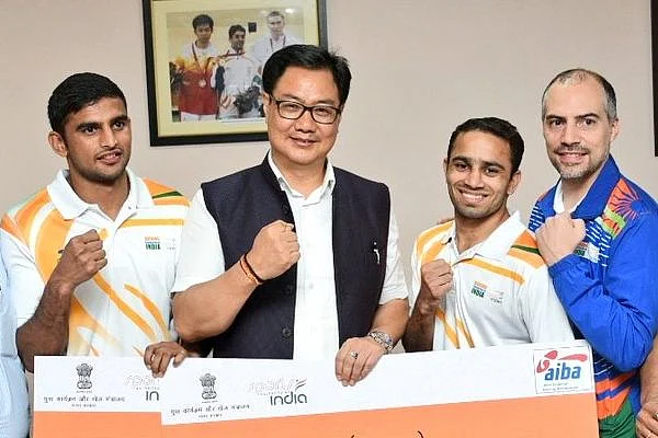 Sports Minister Kiren Rijiju with the medal winning boxers Amit Panghal and Manish Kaushik. (Twitter/@KirenRijiju)