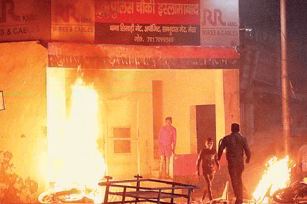 Violent mob torching police station (Pic via Twitter)