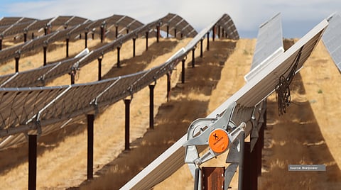 Horizon System: Nextpower promotes the NX Horizon tracker, combining independent-row 1P architecture with terrain-adaptive tracking algorithms, configurable module layouts, and wind-gust tolerance of up to 240 km/h. 